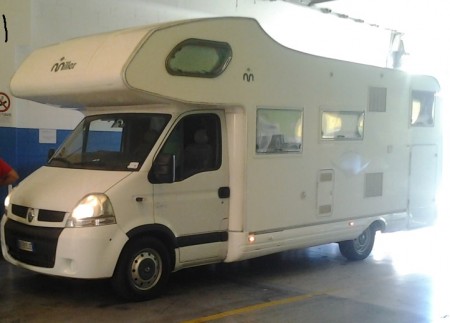 CAMPER RENAULT MASTER 3.0 140 CV ANNO 2007 KM 67000 6 POSTI LETTI CON GRANDE GARAGE IN CODA  DOPPIA APERTURA , CON ARIA CONDIZIONATA IN CABINA, TENDALINO FRIGO GRANDE , CAPPA, DOCCIA SEPARATA.   APPENA FATTO RISILICONARE CON SOSTITUZIONI PERETI IN L EURO 